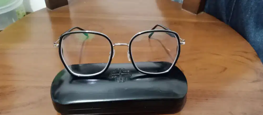 Kacamata minus kualitas