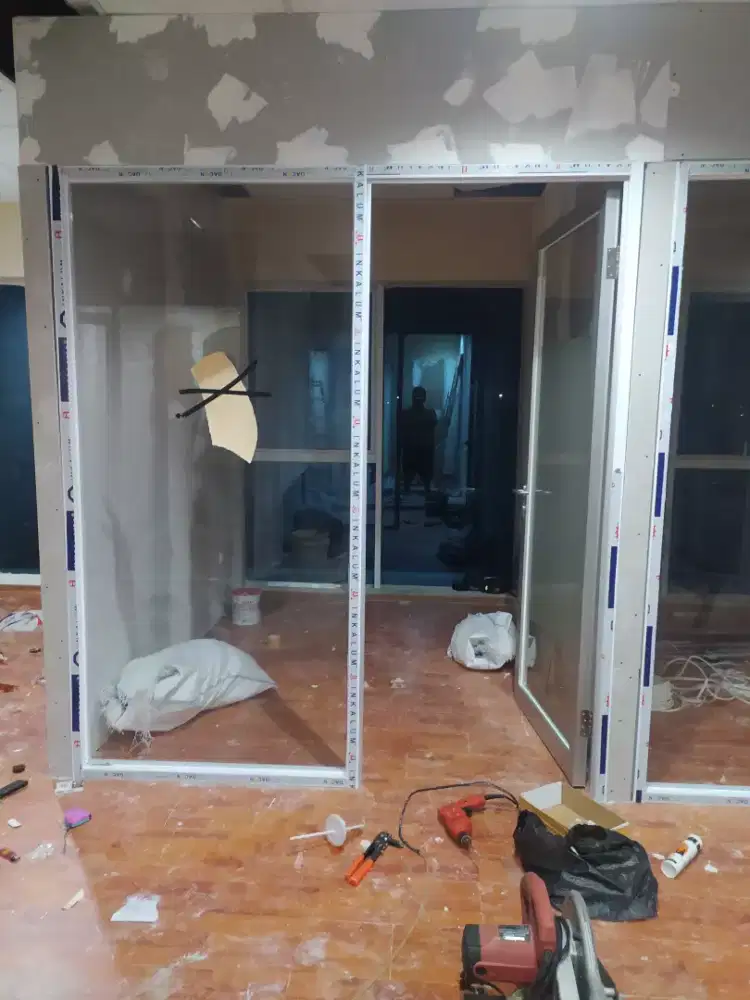 Tukang kaca & aluminium