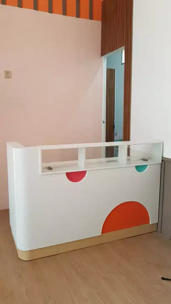meja reception/meja kasir warna putih