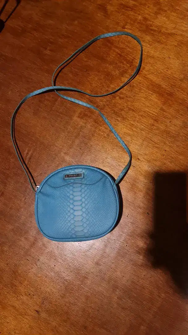 tas slempang kecil merk mango