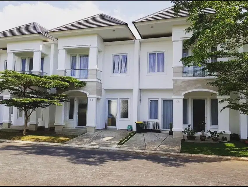 Disewakan rumah mewah 2 lantai di pusat kota