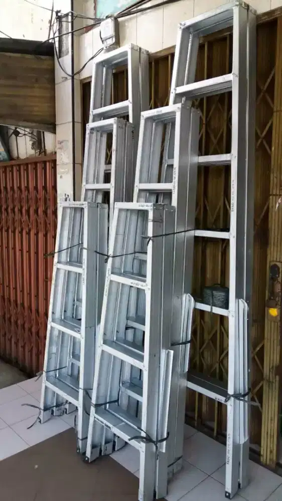 Tangga lipat dari bahan premium baja ringan (merk taso)