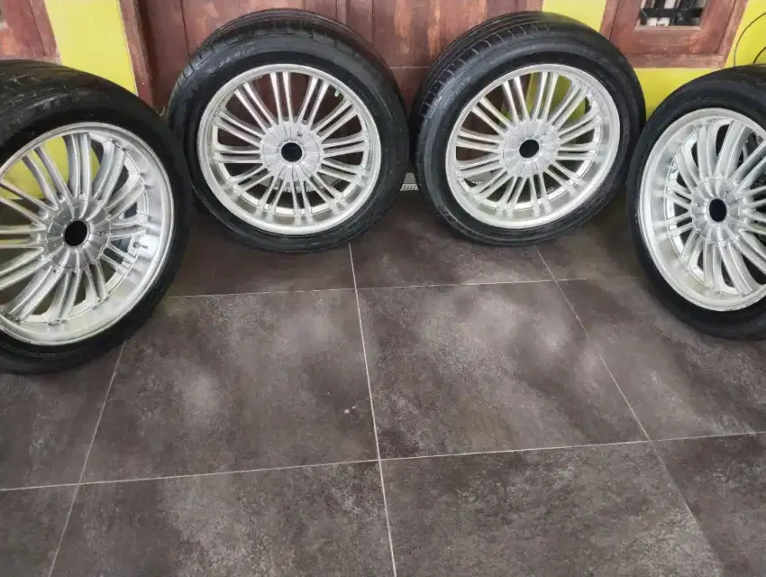 Velg R 18 bonus ban.untuk inova dan rush