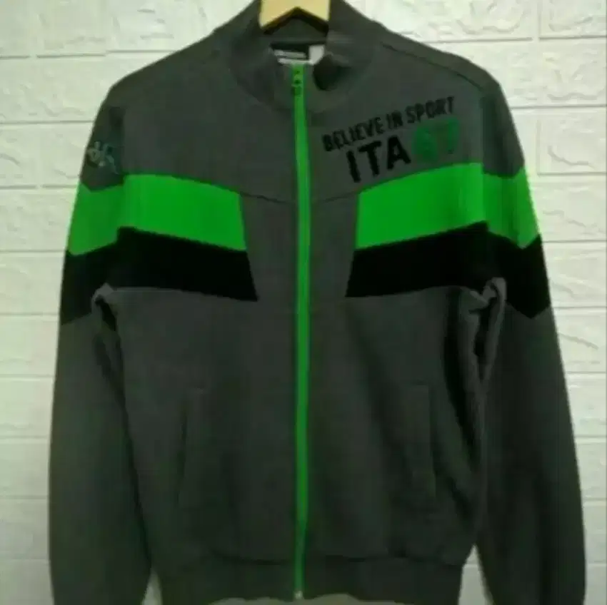Jaket tracktop bekas