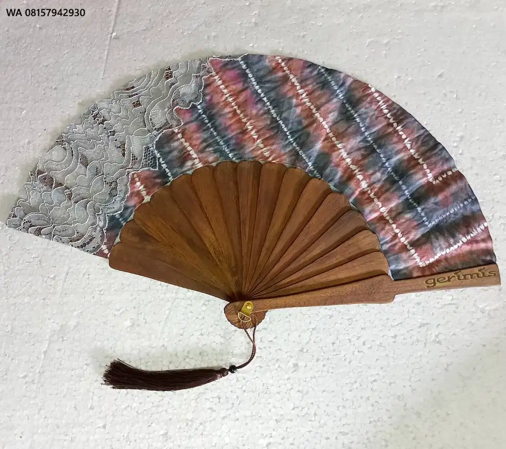 kipas tangan kayu