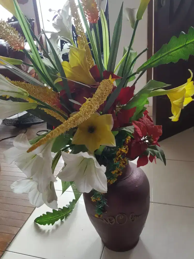 artificial rangkain bunga plastik dan pot besar