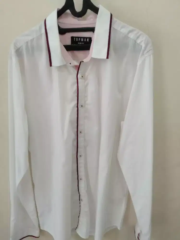 Kemeja putih pria yang nyaman dipakai