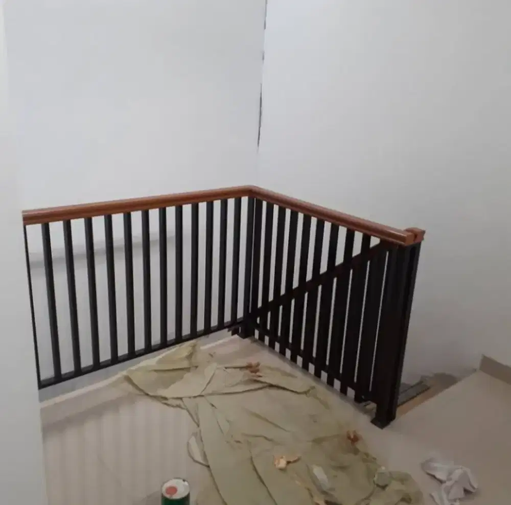Relling tangga balkon minimalis kombinasi kayu