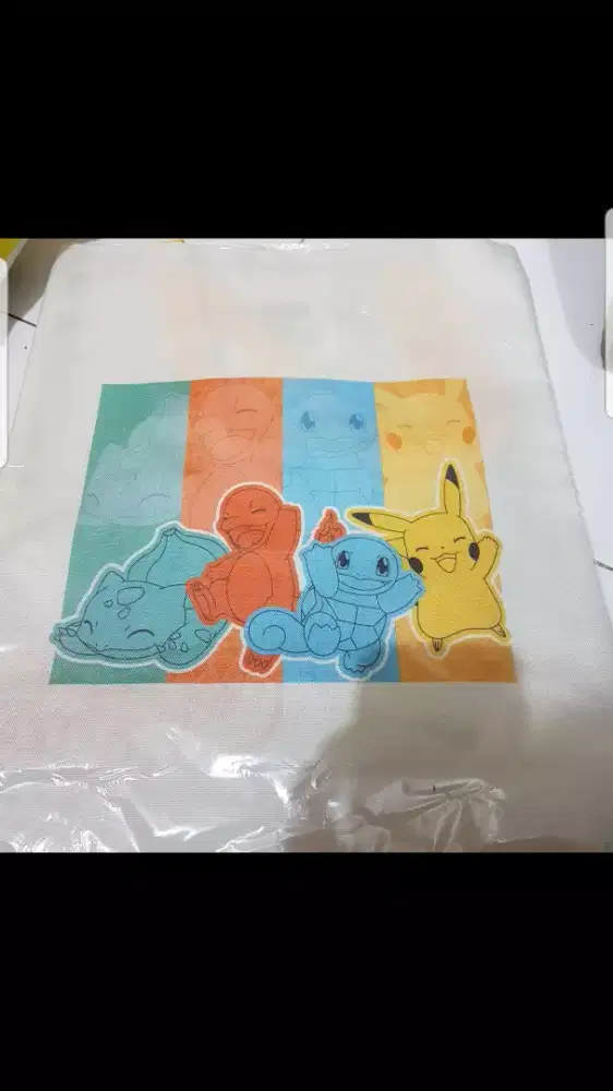 Totebag Tas anak gambar pikachu Dan pokemon warna Putih uniqlo