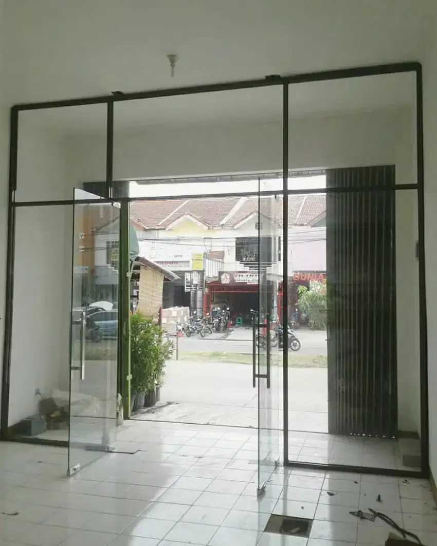 Pintu kaca tempered dan pintu kaca aluminium