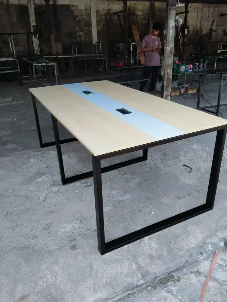 Meja meeting terbaru