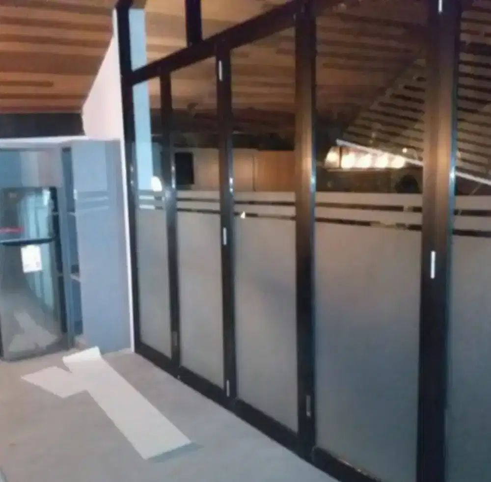 Pemasangan stiker Sanblas dan kaca film di villa, hotel, kantor dll