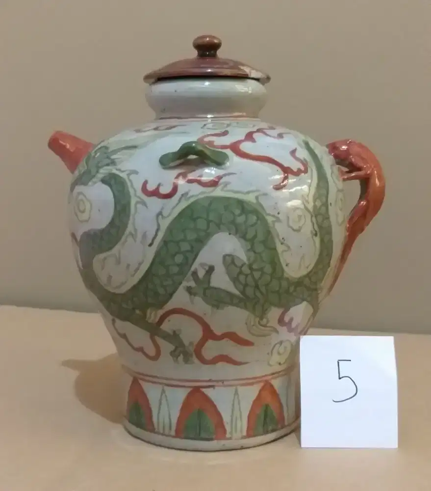 Guci kuno dengan gambar naga