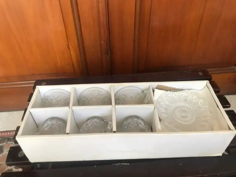 Satu set cangkir dan piring