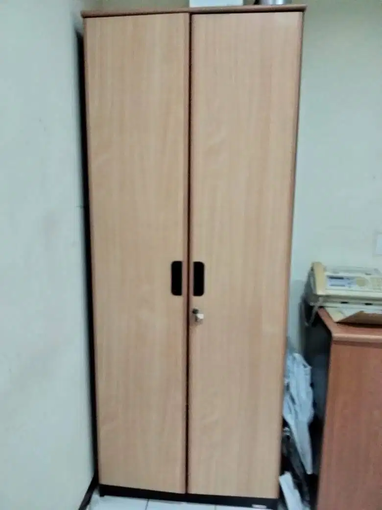 Lemari ArsipTinggi dengan  Pintu Panel.