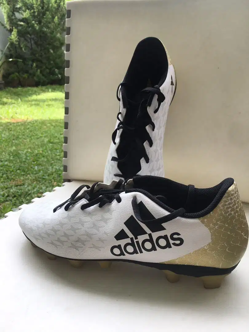 Sepatu Bola Adidas