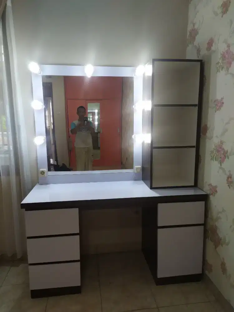 Meja rias minimalis costum