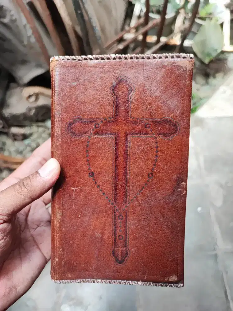 Sampul Cover Injil Kuno Bahan Kulit Manually Engraved