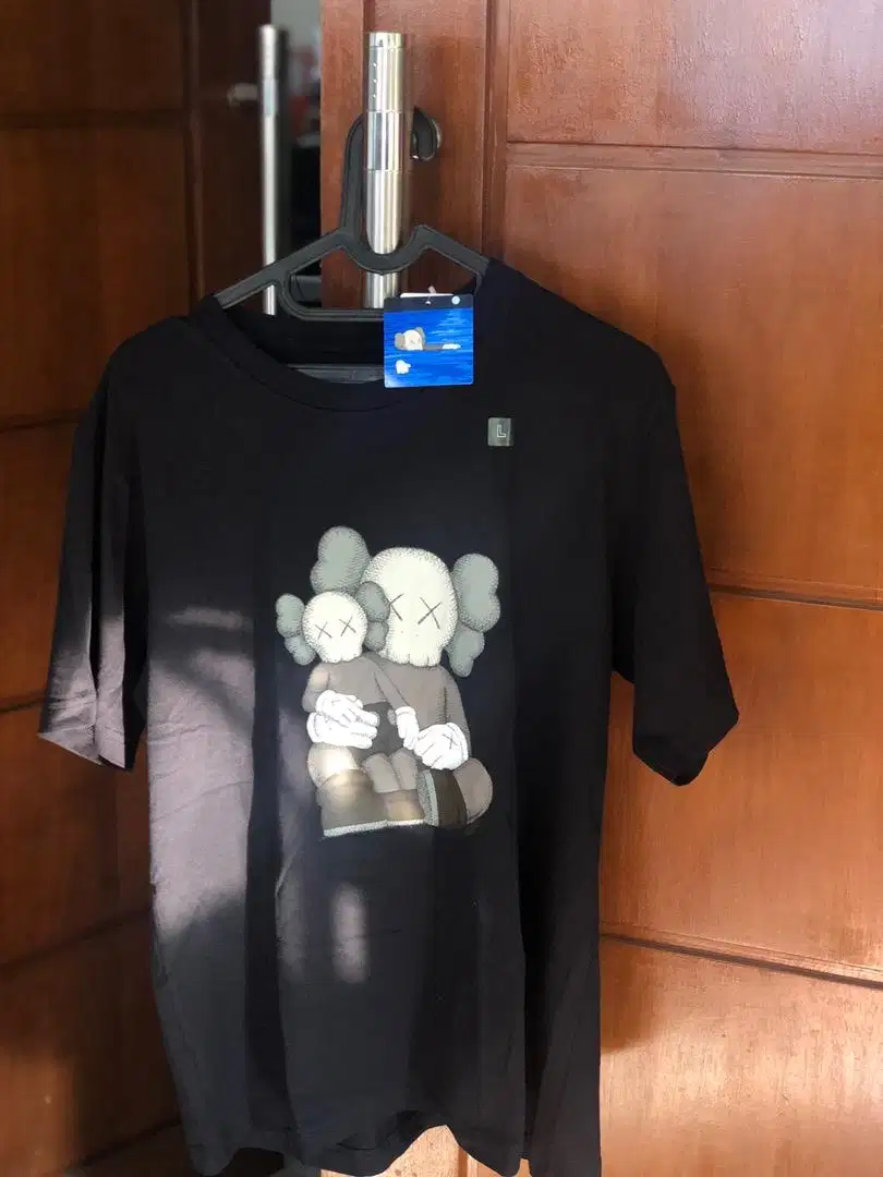 Tshirt Kaws X Uniqlo 2023 “What Party” Black