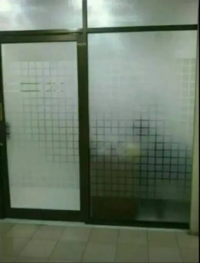 Pasang stiker sanblas dan kaca film melindungi aktivitas dalam ruang