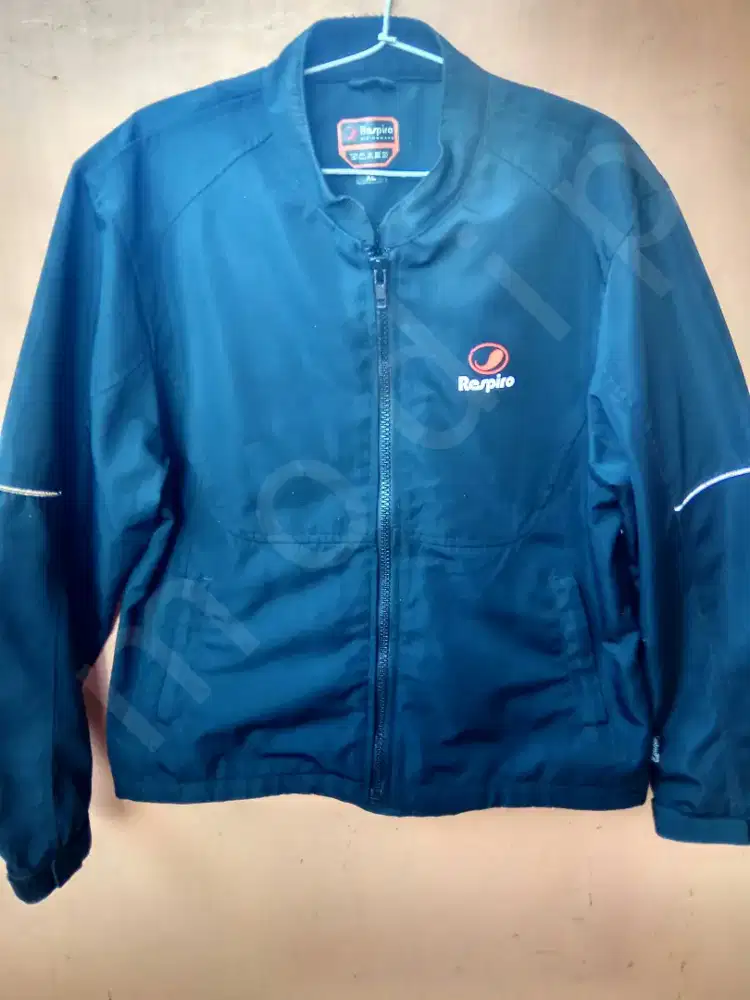 jaket hitam anti angin windbreaker respiro jadul nos hitam ukuran XL
