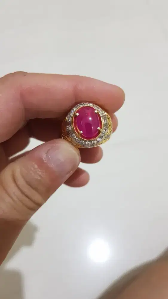 Dijual cincin emas berlian bermata merah