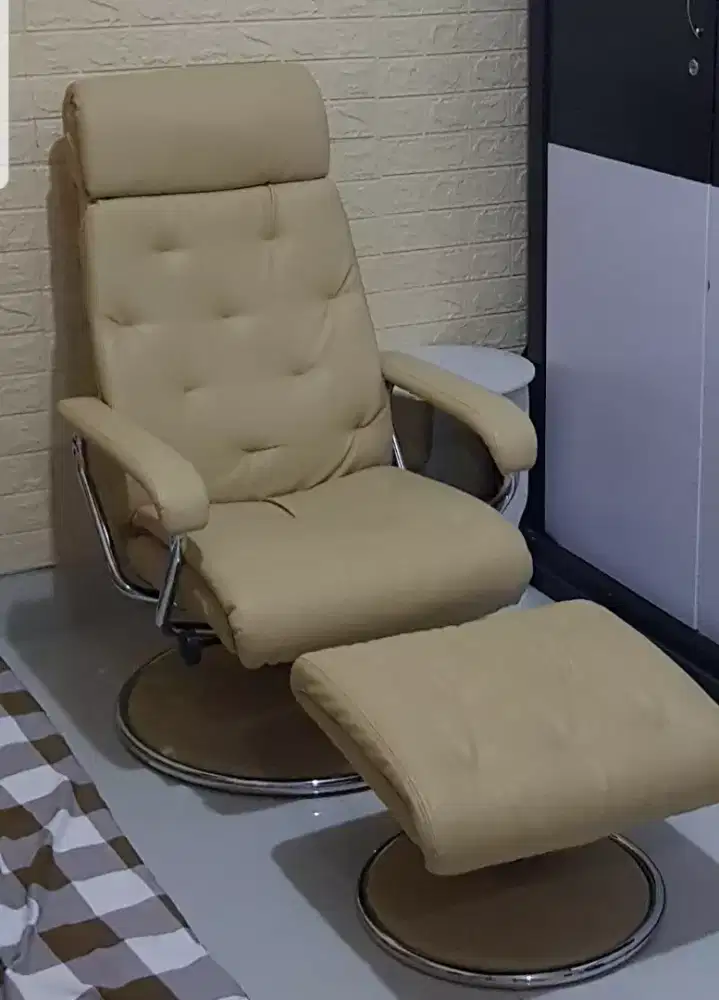 Pedestal Chair Informa