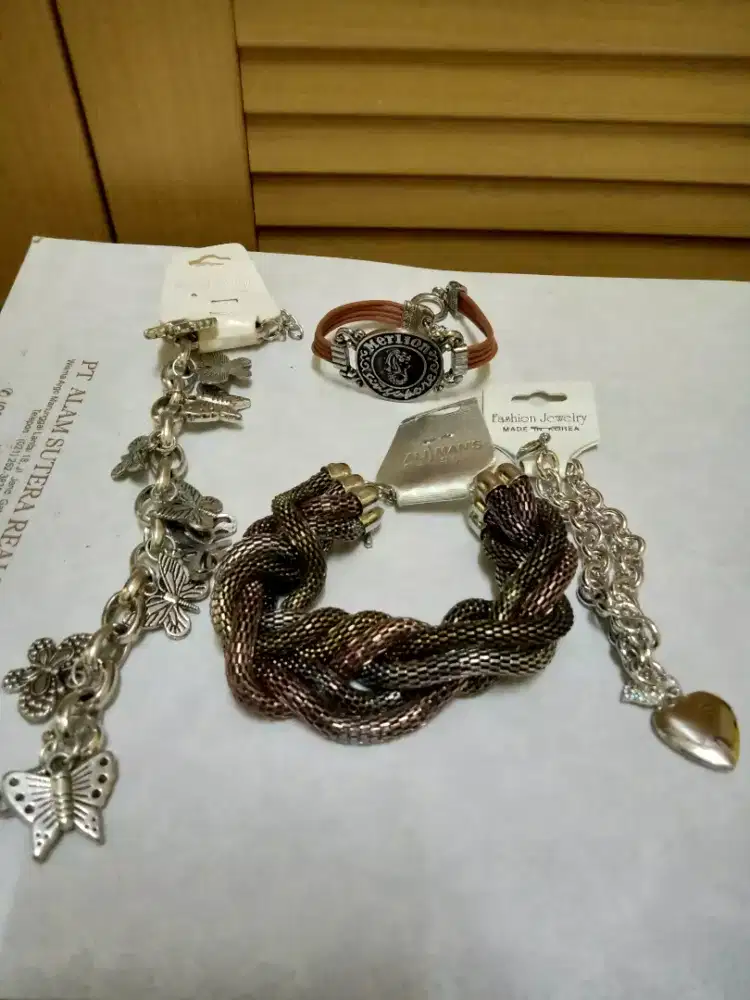 gelang aksesoris kondisi baru