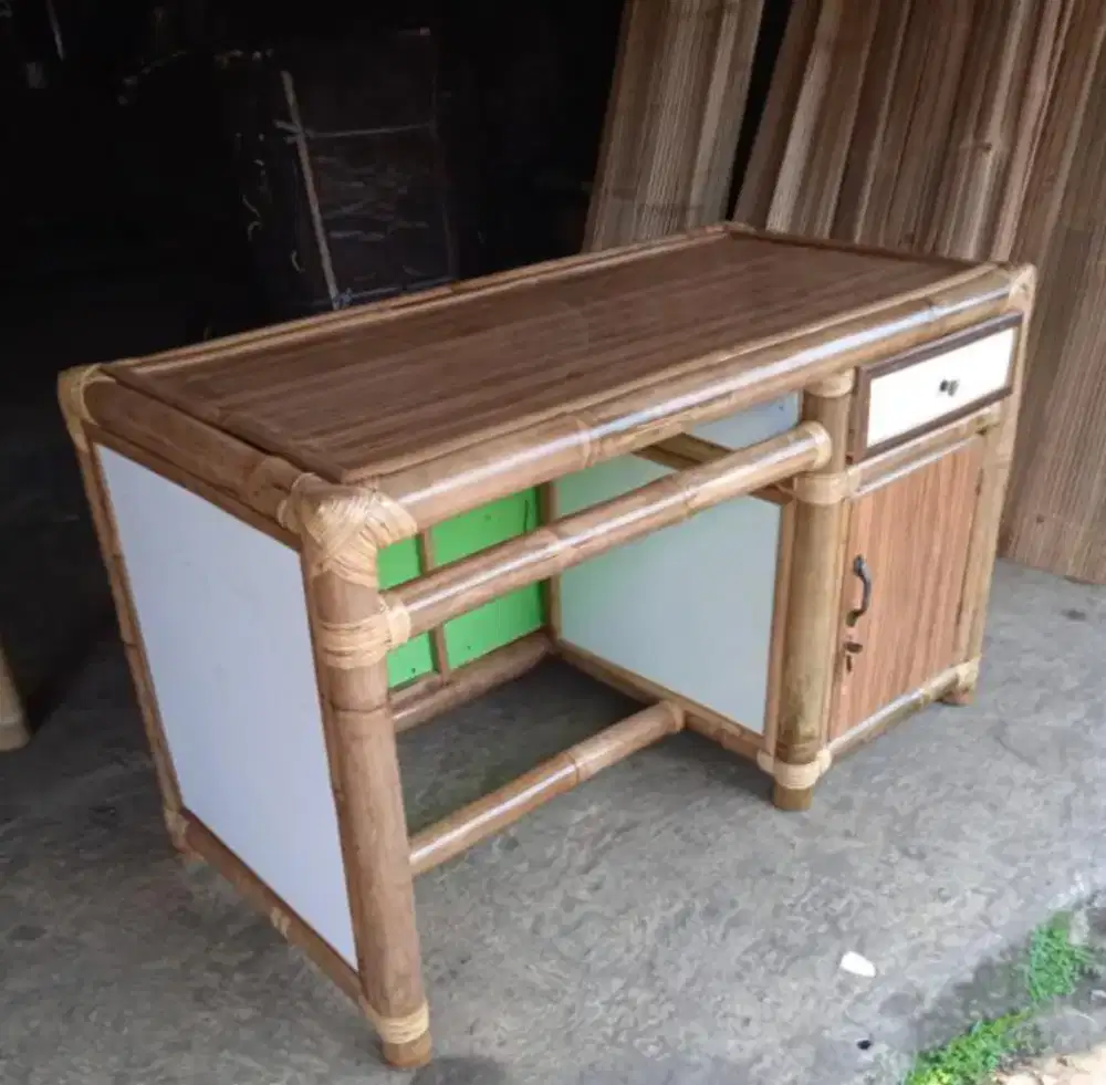 Meja kasir dari bambu