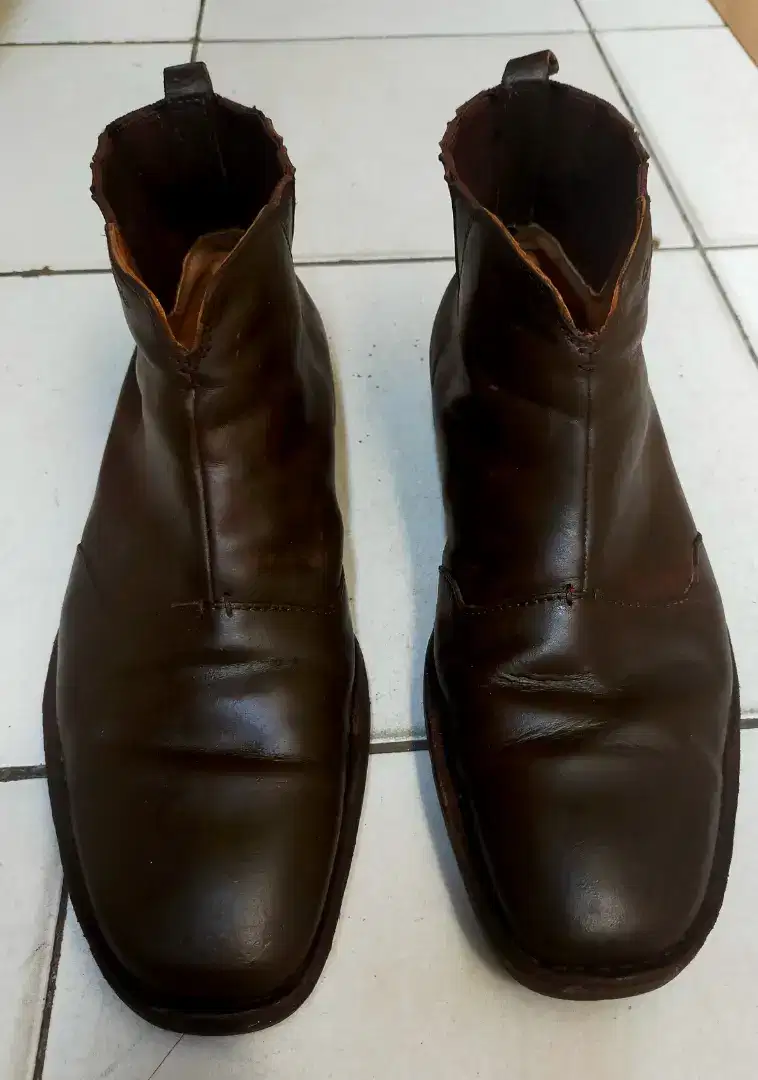 Sepatu kulit Clarks no 42 , original Made in Vietnam , coklat tua .