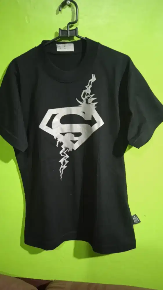 T-shirt kaos hitam logo Superman size M
