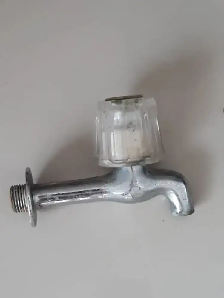 kran air untuk tembok