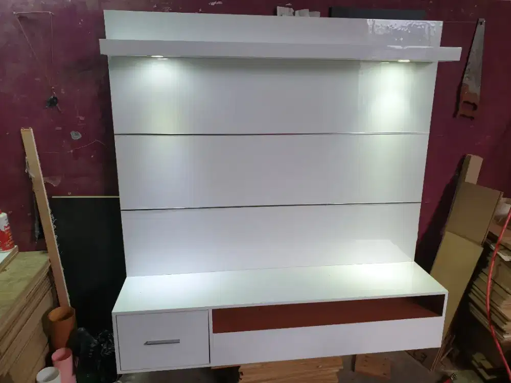 Backdroup TV minimalis