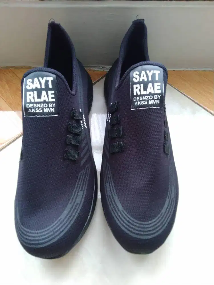 Dijual Sepatu Sneackers YEZY Sport Pria/Fashion Pria Dijual cepat bu