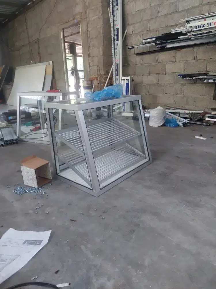 Etalase ayam goreng gorengan dan aneka lauk