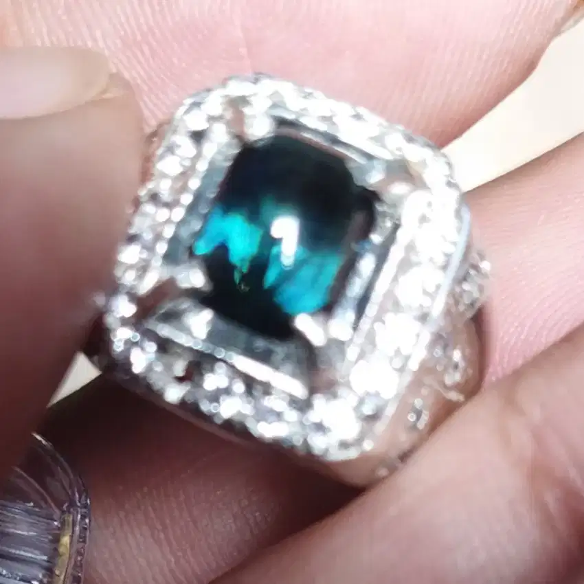 Permata Natural Bluish Green Sapphire