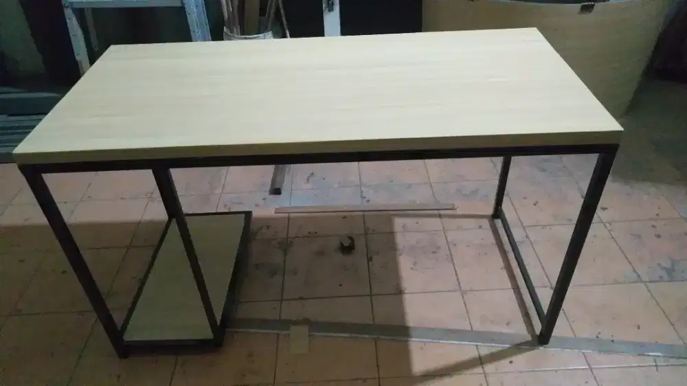Meja komputer rangka besi