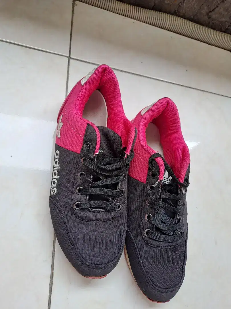 Sepatu anak hitam pink