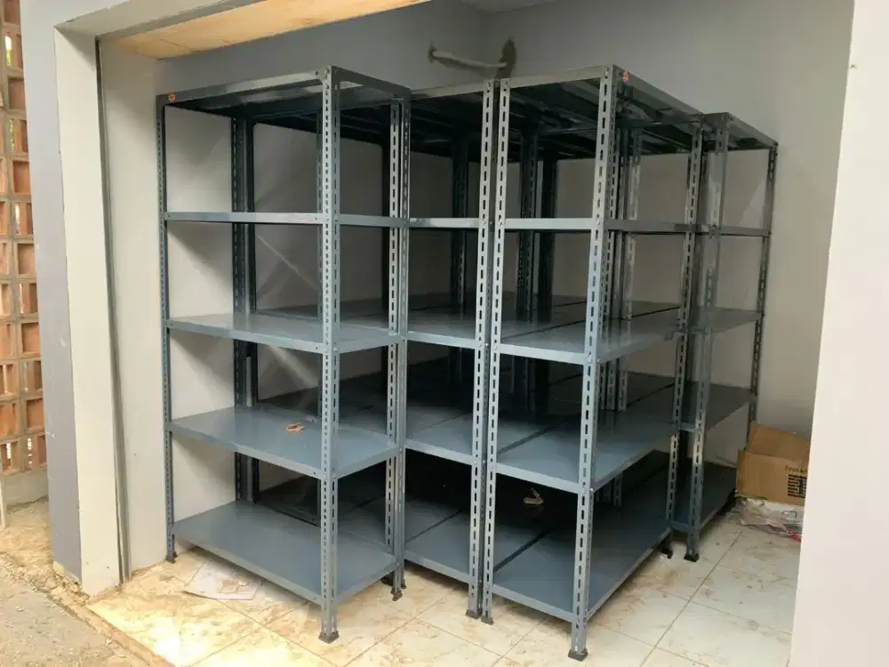 Rak besi siku lubang