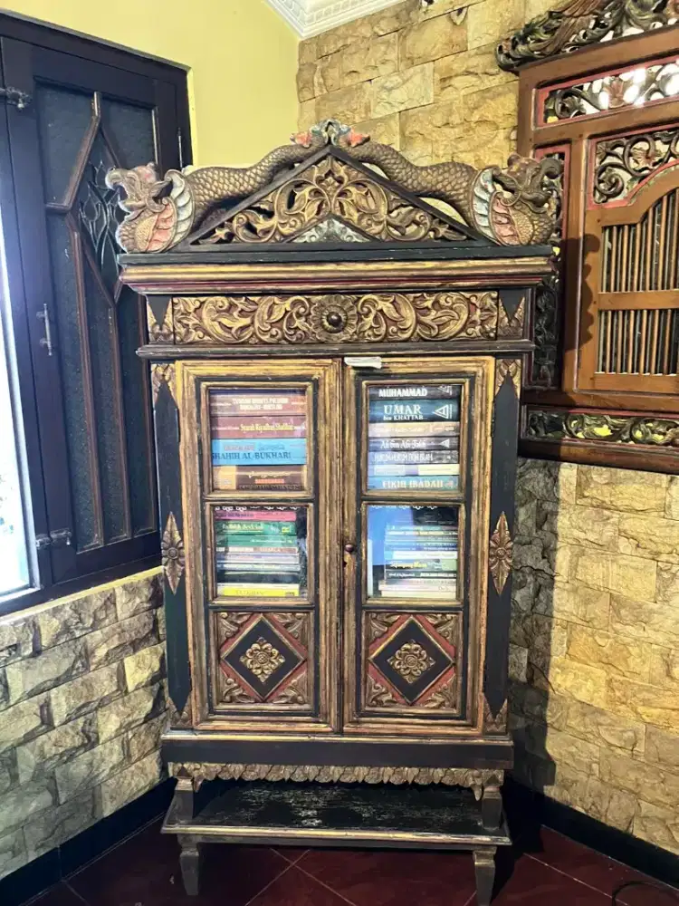 Almari ukir kotagedean antik kuno