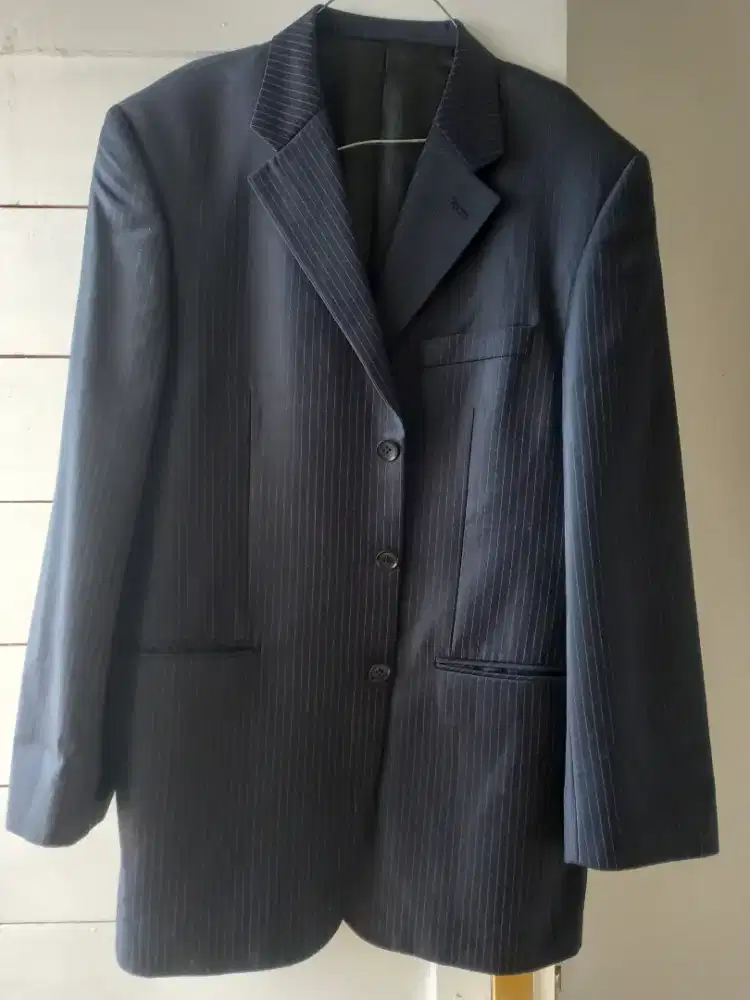 Jas hitam garis tipis