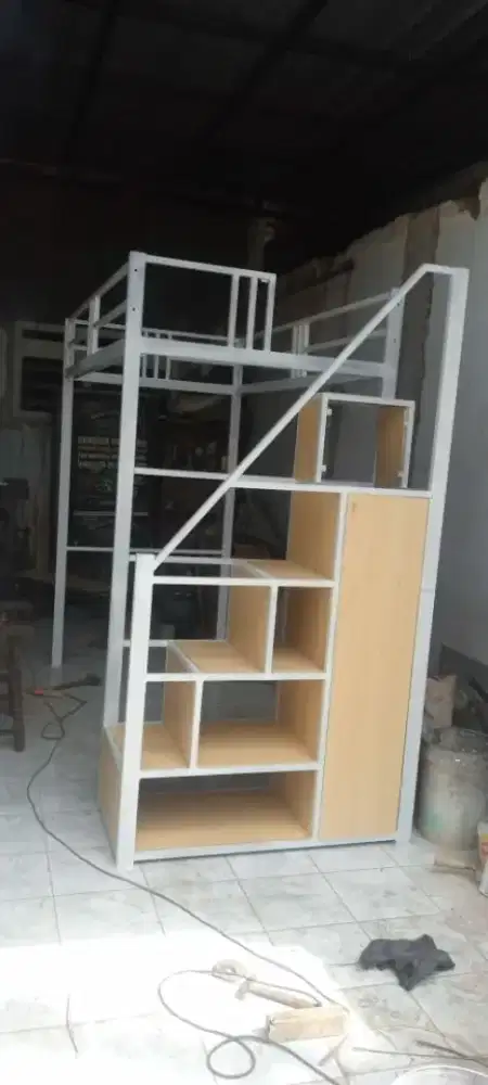 Dipan tingkat dengan meja kerja. Dipan estetik. Ranjang kekinian.