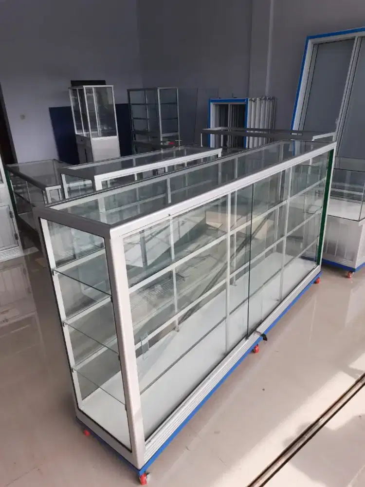 Jual etalase kaca ukuran 2 meter x 1 m sudah ada rodanya