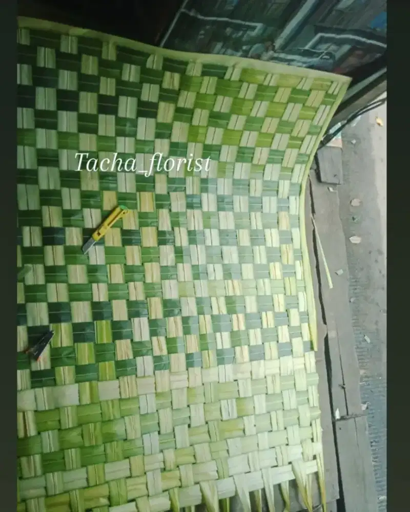 Karpet janur kuning untuk siraman..