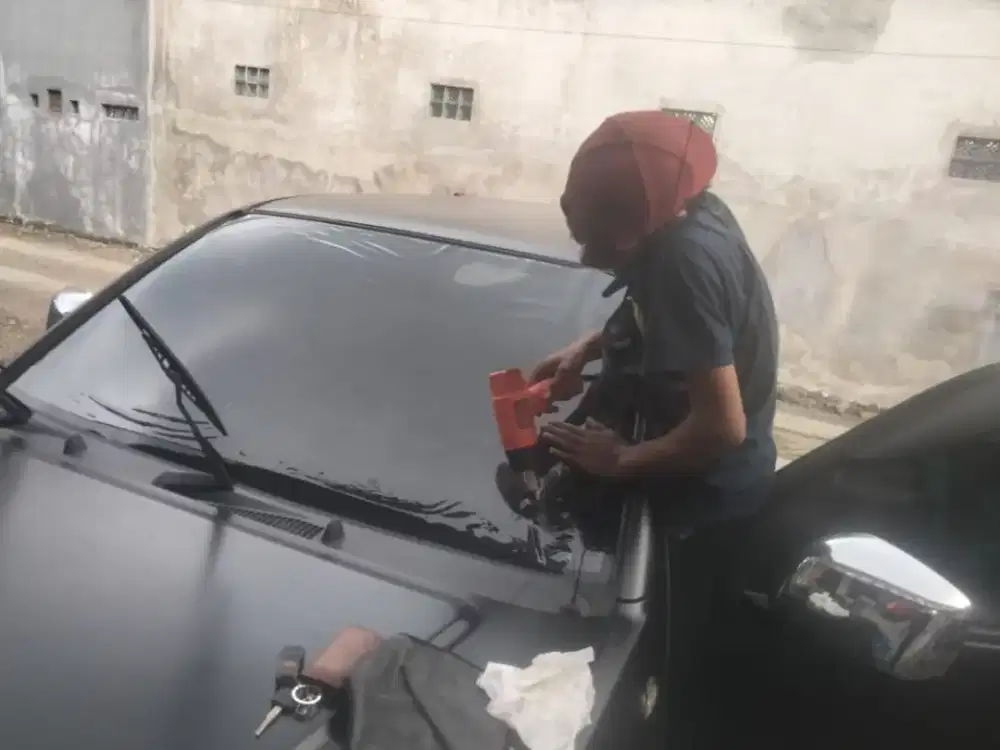 teknisi kaca film untuk mobil