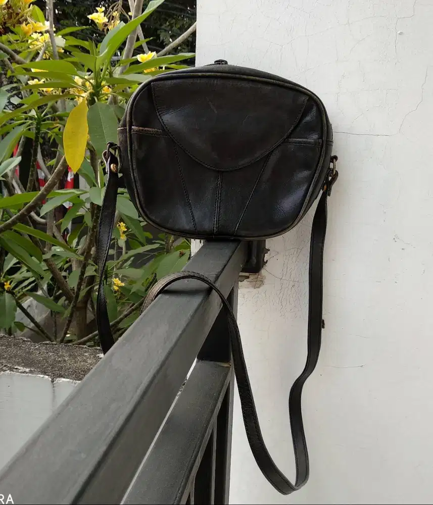 Tas Hitam Tali Panjang