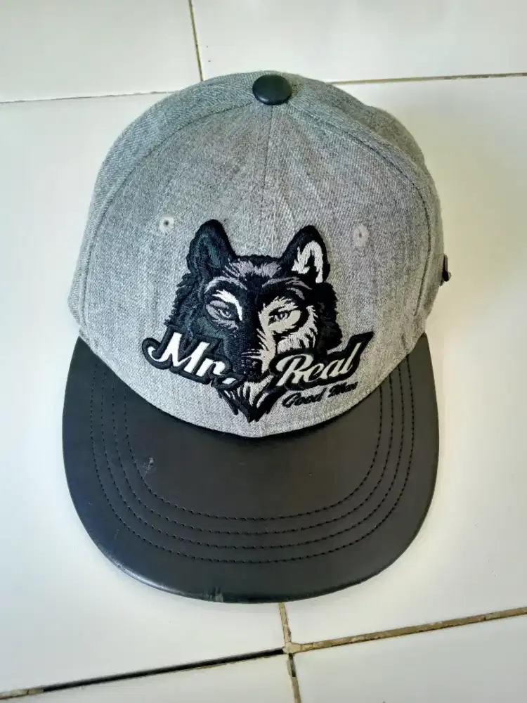 Topi snap back serigala bekas