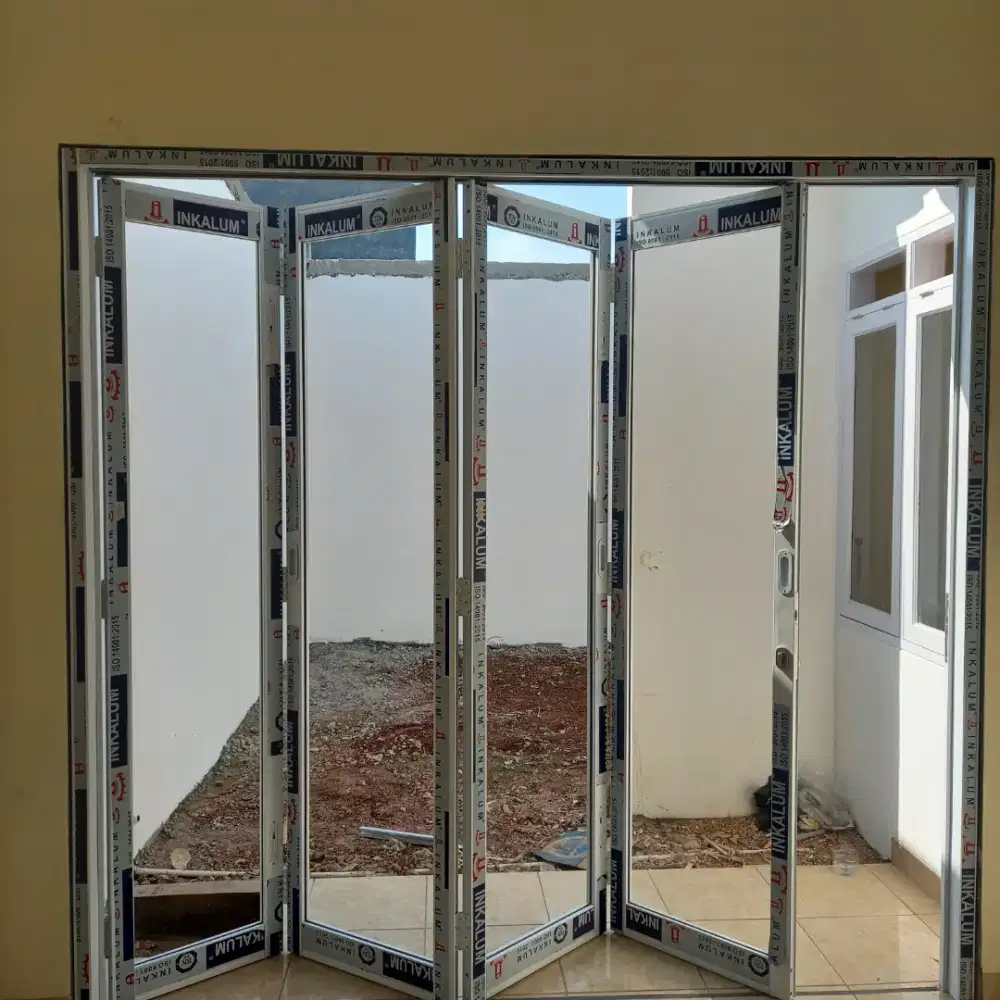 Kusen aluminium pintu lipat kaca