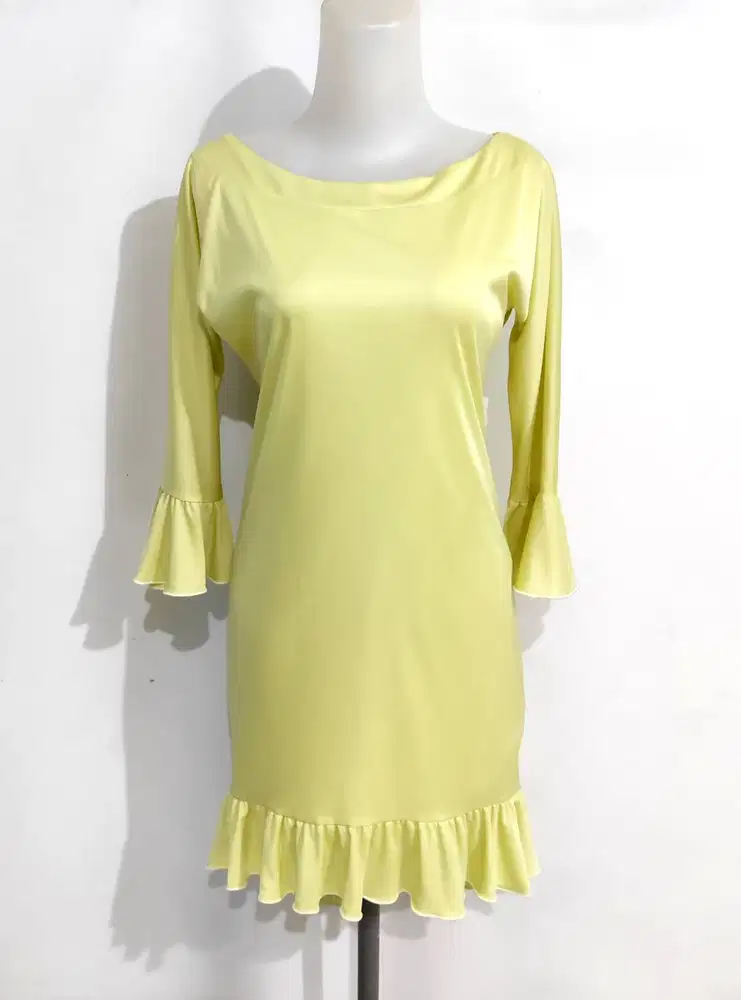 terusan pesta hijau muda asimetris satin stretchy lime green dress