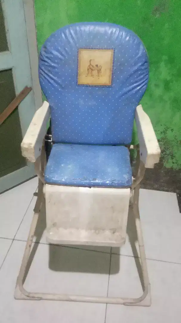 Tempat duduk makan bayi